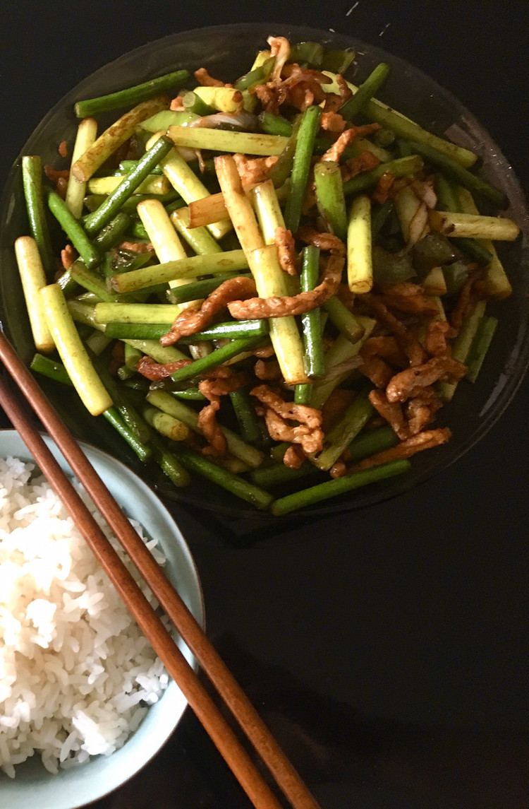 美味下饭菜！家常蒜苔炒肉的做法