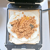 #肉食者联盟#肉松鸡蛋帕尼尼#麦子厨房早餐机#的做法图解5