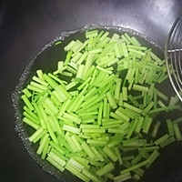 凉拌素拼，花生米，花瓜，芹菜的做法图解3