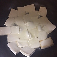 煎豆腐炒大蒜的做法图解1