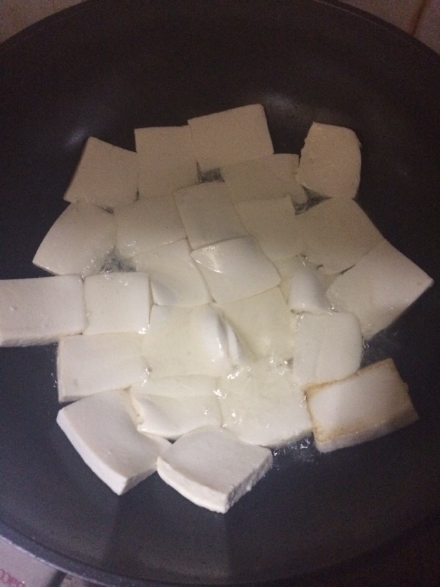 煎豆腐炒大蒜的做法图解1