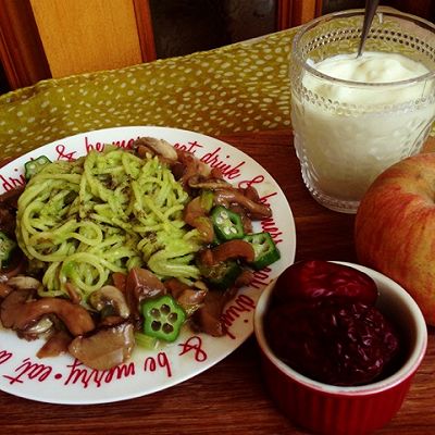 奶油菌菇牛油果意面