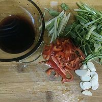 香菜炒猪肉丝的做法图解2
