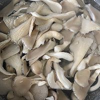 蘑菇炒肉的做法图解1