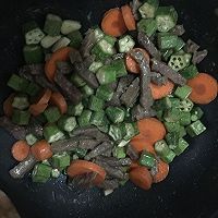 秋葵胡萝卜炒牛肉的做法图解4