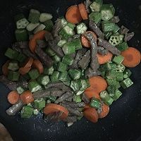 秋葵胡萝卜炒牛肉的做法图解4