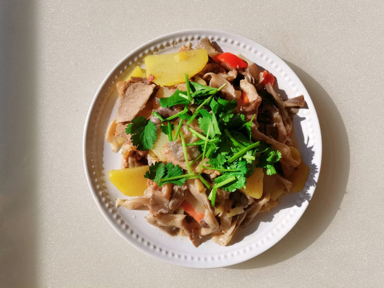 驴肉土豆片炒鲜蘑的做法