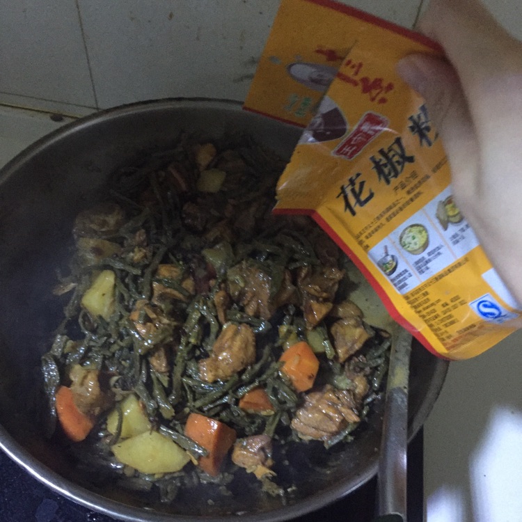 干豆角土豆焖鸡的做法图解6