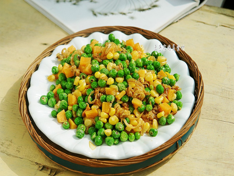 豌豆玉米炒鲍边的做法
