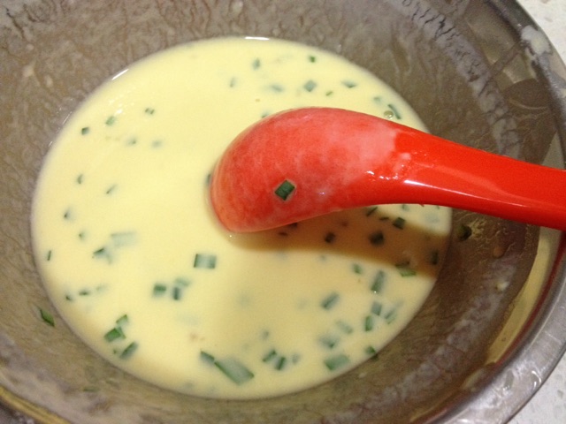 韭菜鸡蛋饼的做法图解1