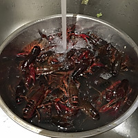 麻辣小龙虾，夏天和啤酒更配的做法图解1