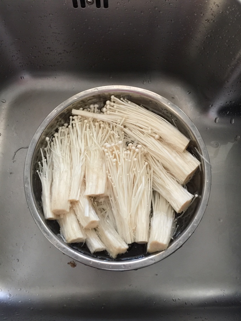 剁椒金针菇的做法图解1