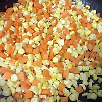 玉米胡萝卜炒火腿的做法图解2