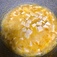蟹黄虾仁豆腐的做法图解3