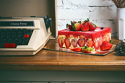 元旦浪漫色：草莓慕斯蛋糕