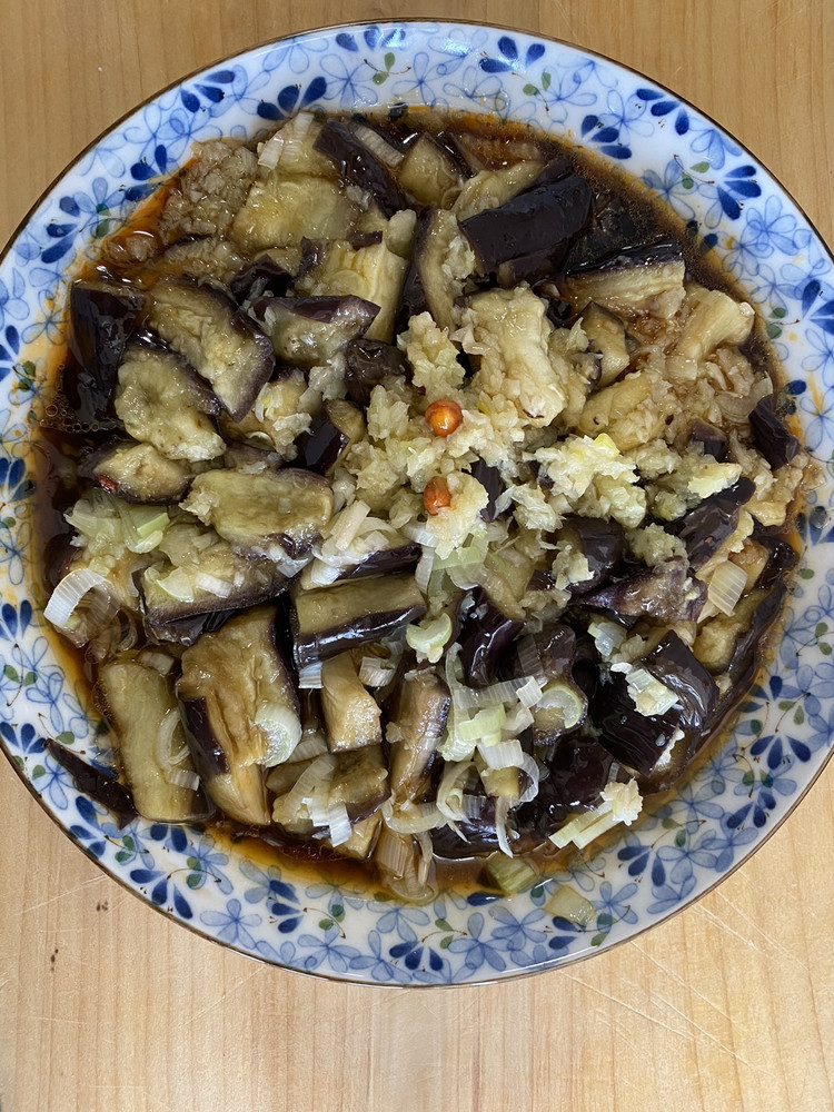 热葱油蒜泥拌蒸茄子的做法