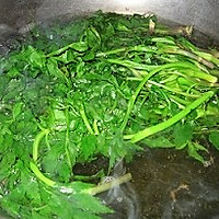 野芹菜炒蘑菇的做法图解1