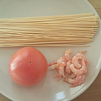 番茄甜虾拌面的做法图解1