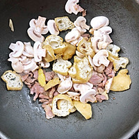 口菇油豆腐炒肉的做法图解3