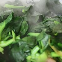 菠菜里淋2个鸡蛋,不炒不凉拌,这样做太香了,出锅比吃肉还过瘾的做法图解3