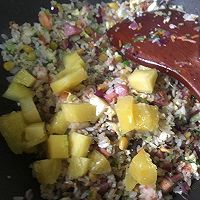 水果的清甜～海参虾仁菠萝炒饭的做法图解4