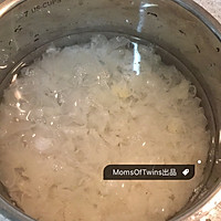 桃花银耳羹的做法图解1