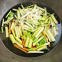 凉拌芹菜胡萝卜花生米的做法图解3