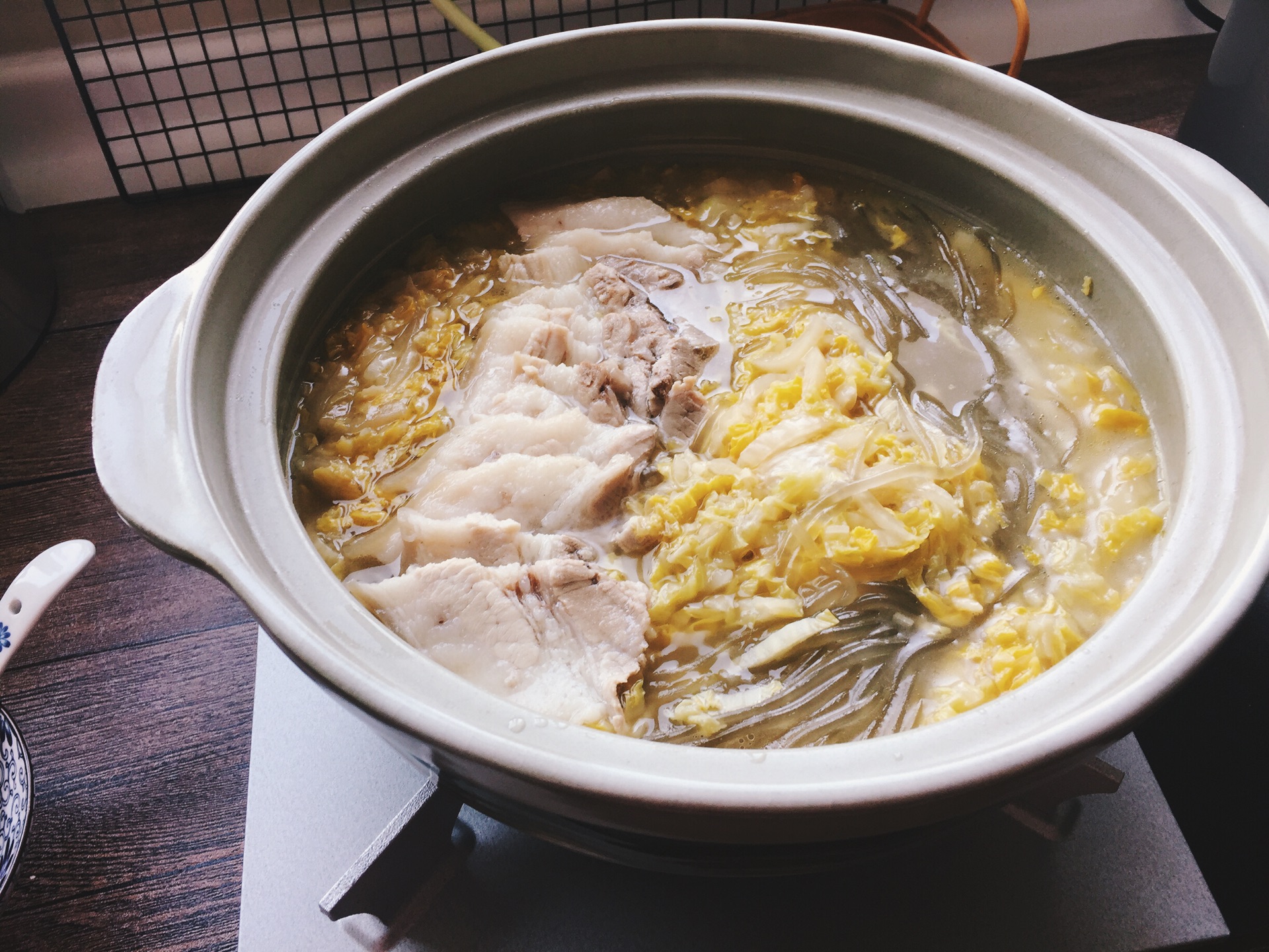 “砂锅酸菜”受欢迎的2种吃法，搭配丸子和白肉，酸爽开胃真下饭_哔哩哔哩 (゜-゜)つロ 干杯~-bilibili
