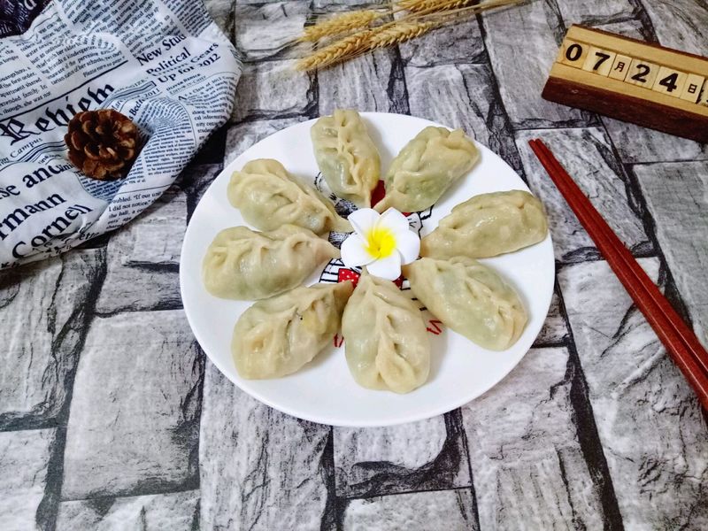 Steamed dumplings with leek and egg