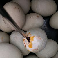 咸鸭蛋岀油密方的做法图解1