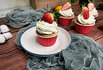 #相聚组个局#草莓奶油杯子蛋糕的做法