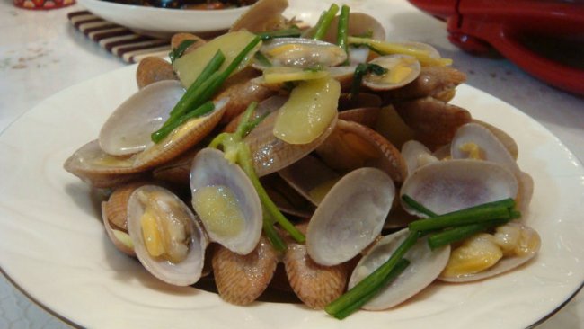 葱姜炒花蛤的做法