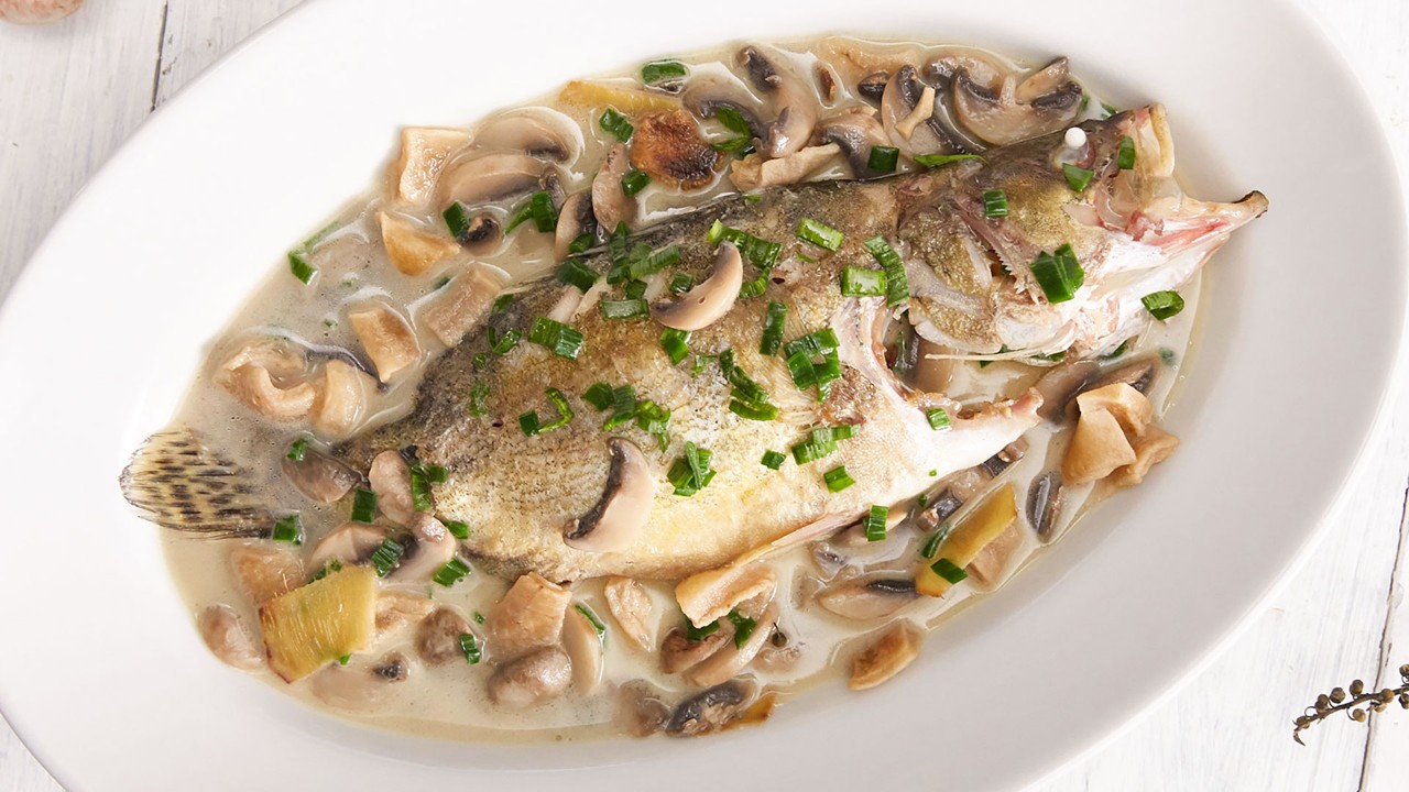 [braised mandarin fish in white] the wonderful use of salt in cooking fish. It's too easy.