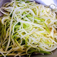 #刘畊宏女孩减脂饮食#凉拌西葫芦丝的做法图解2