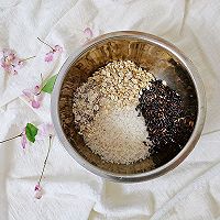 #换着花样吃早餐#《小森林》同款核桃杂粮金枪鱼饭团的做法图解1