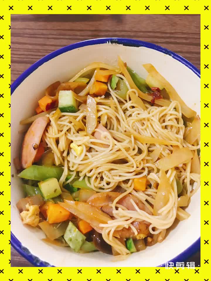 Stir fried noodles with appetizers