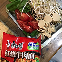 青菜香肠炒方便面的做法图解1