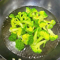 10分钟超快低脂高蛋白牛肉鸡蛋蔬菜沙拉！的做法图解2