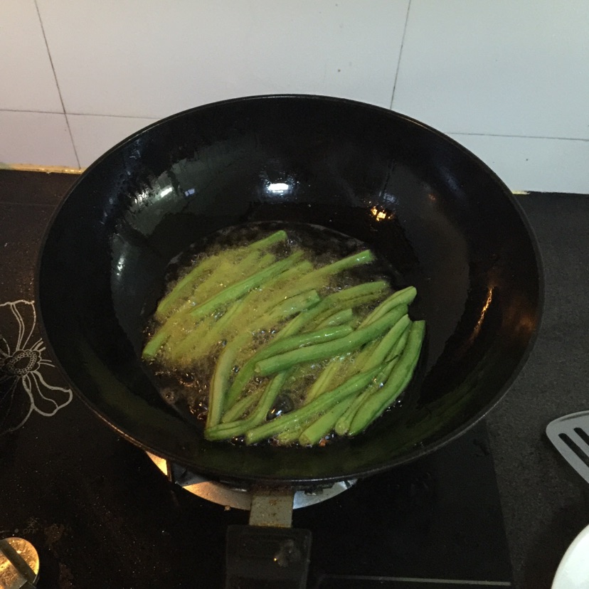干煸豆角的做法图解1