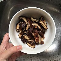 木耳香菇鸡的做法图解2