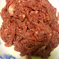 芹菜牛肉的做法图解1