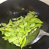 青椒炒鸟贝的做法图解3