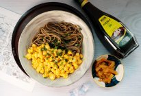 #夏日餐桌降温企划#咸蛋黄虾球凉面的做法