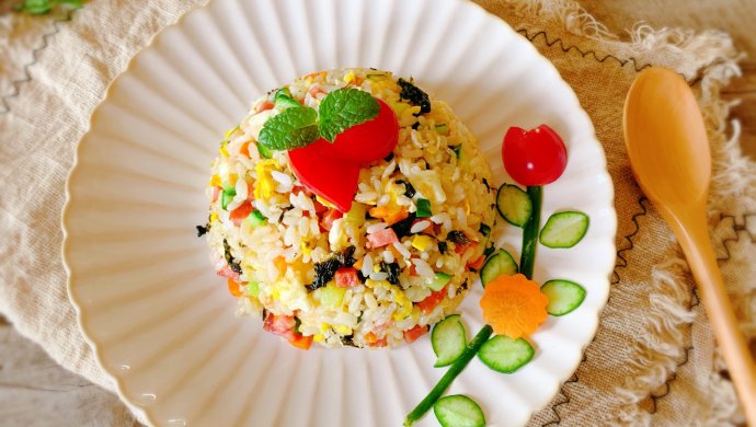 剩米饭的新吃法-海苔香肠蛋炒饭