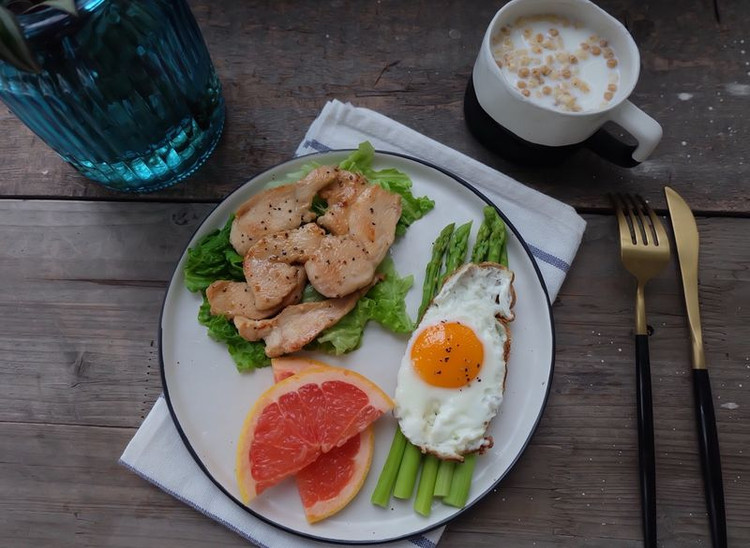 健康减脂早餐—香煎鸡脯肉的做法