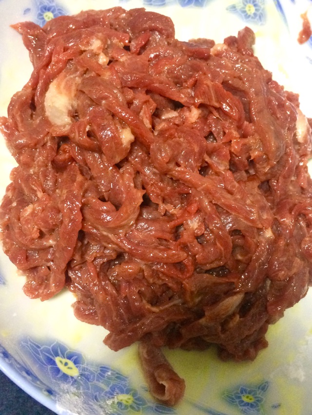 芹菜牛肉的做法图解1
