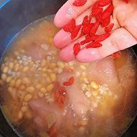 养颜佳品|滋补药膳-黄豆薏米猪蹄汤！的做法图解7