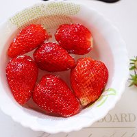 #精品菜谱挑战赛#牛奶草莓奶昔的做法图解3