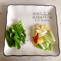 枣庄风味！辣子鸡炒土豆片的做法图解1