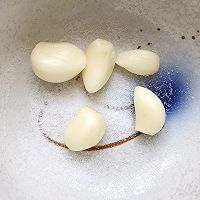 大蒜杀菌，看看河南人最奇葩的做法，加4个鸡蛋捣一捣，超下饭的做法图解1